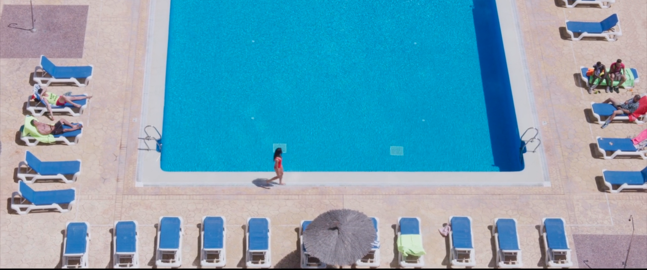 Le Monde est a Toi film swimming pool scene